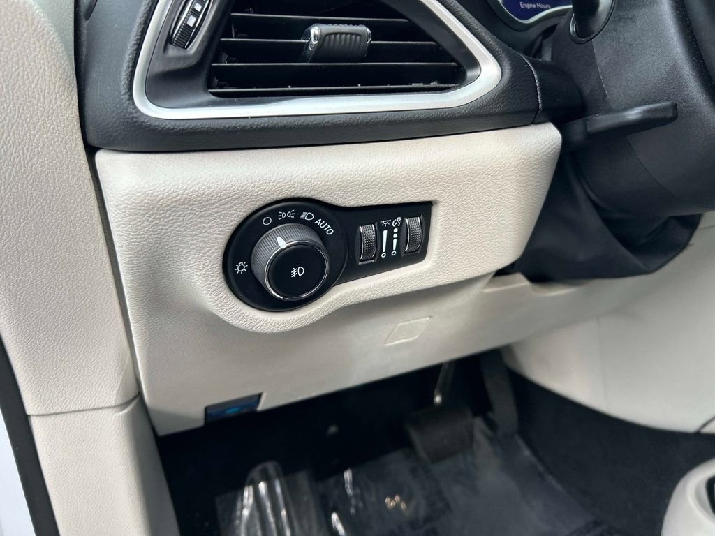 Used 2024 Chrysler Pacifica Touring-L image 21