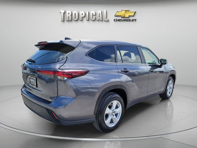 Used 2024 Toyota Highlander LE FWD image 3