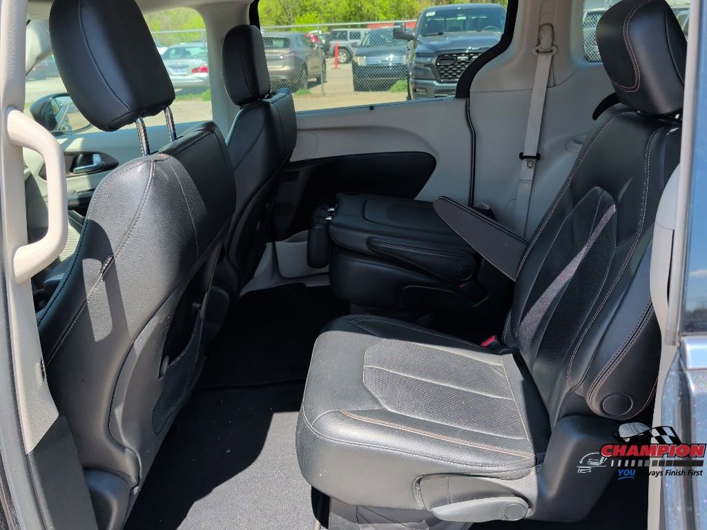 Used 2018 Chrysler Pacifica Touring-L FWD image 14
