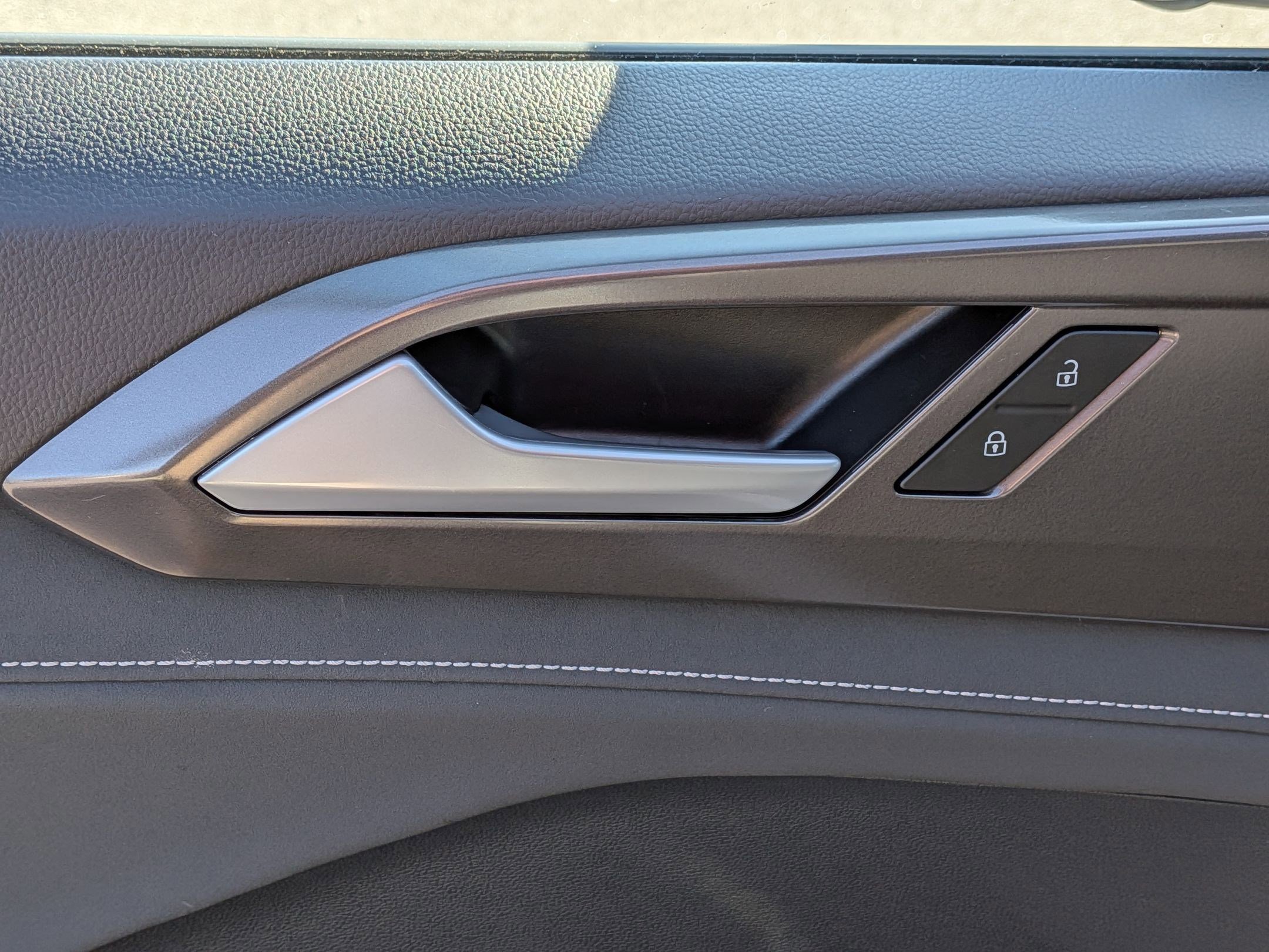 Used 2025 Volkswagen Taos SE image 12