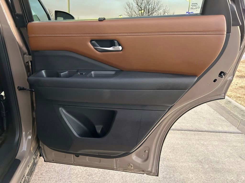 Used 2023 Nissan Pathfinder Platinum image 23