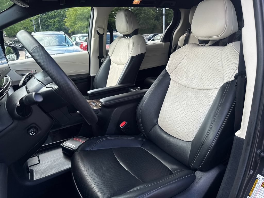 Used 2025 Toyota Sienna Limited AWD/4WD image 14