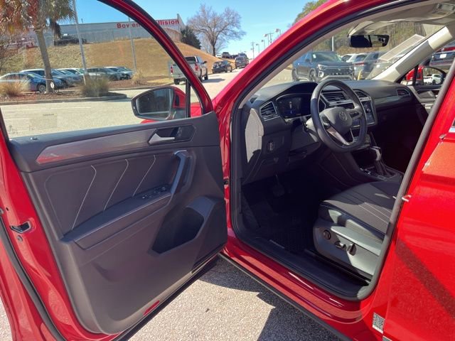 Used 2023 Volkswagen Tiguan SE w/ Panoramic Sunroof Package image 4