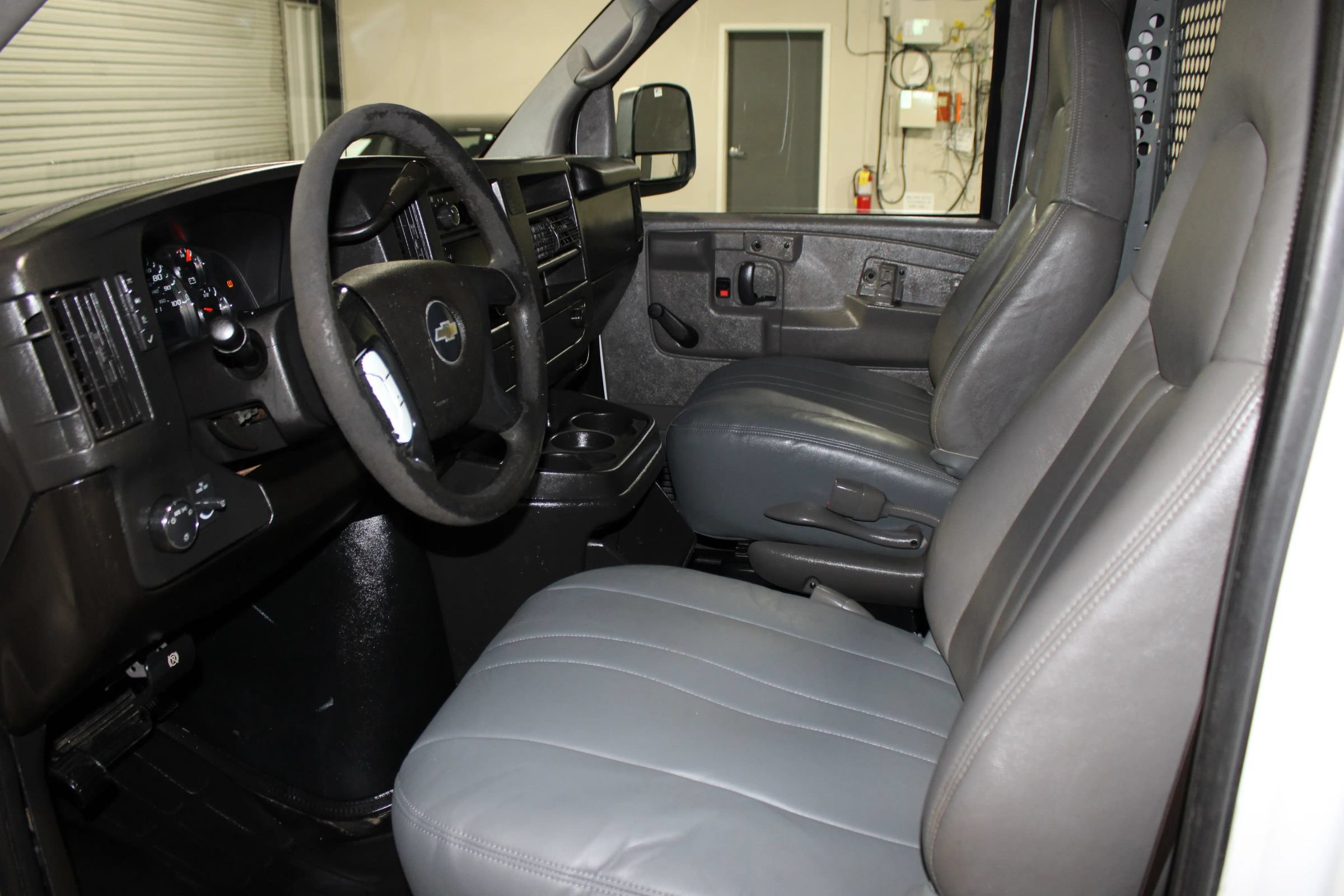 Used 2009 Chevrolet Express 1500 RWD image 19