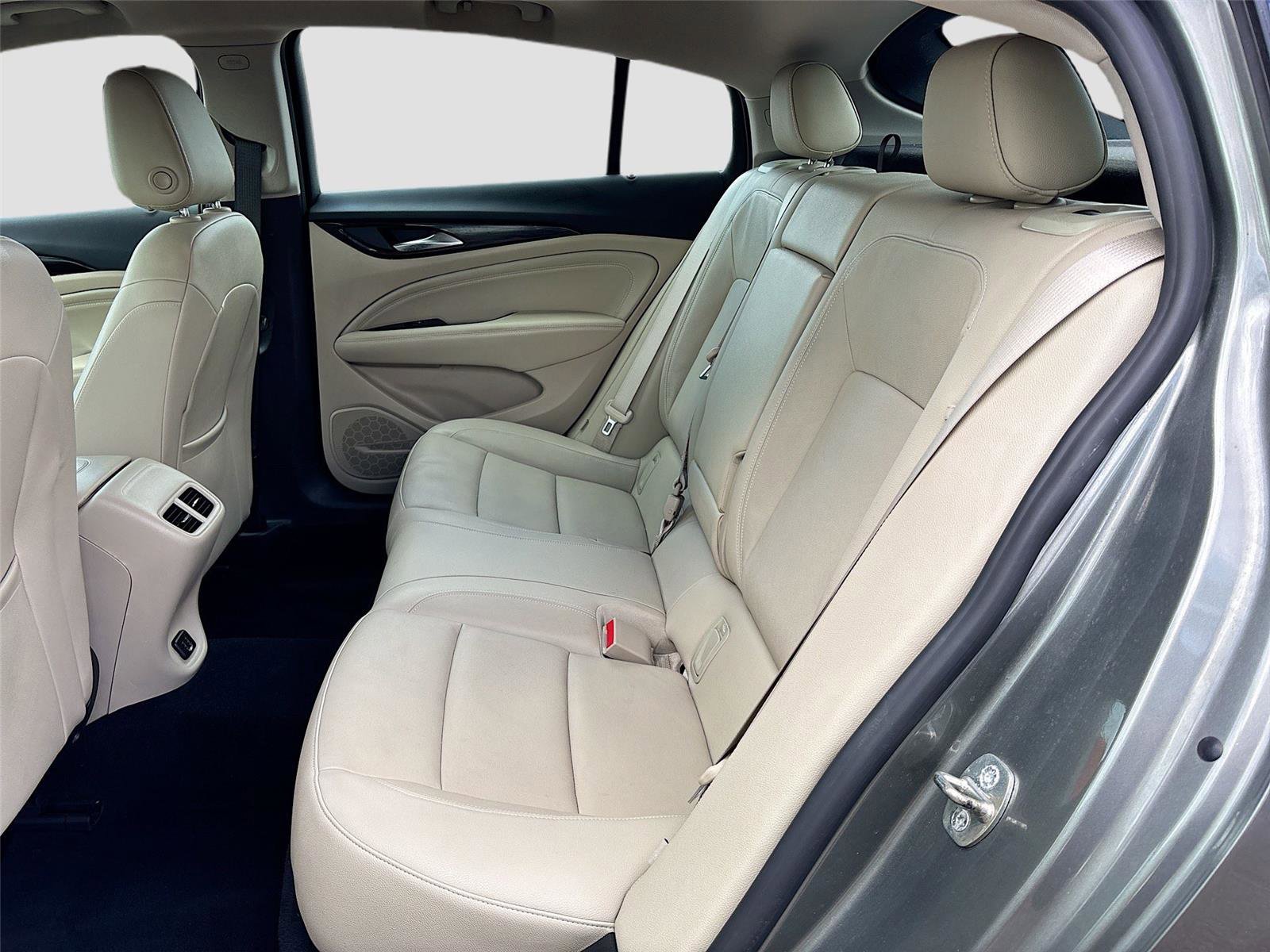 Used 2019 Buick Regal Essence w/ Driver Confidence Package I image 25