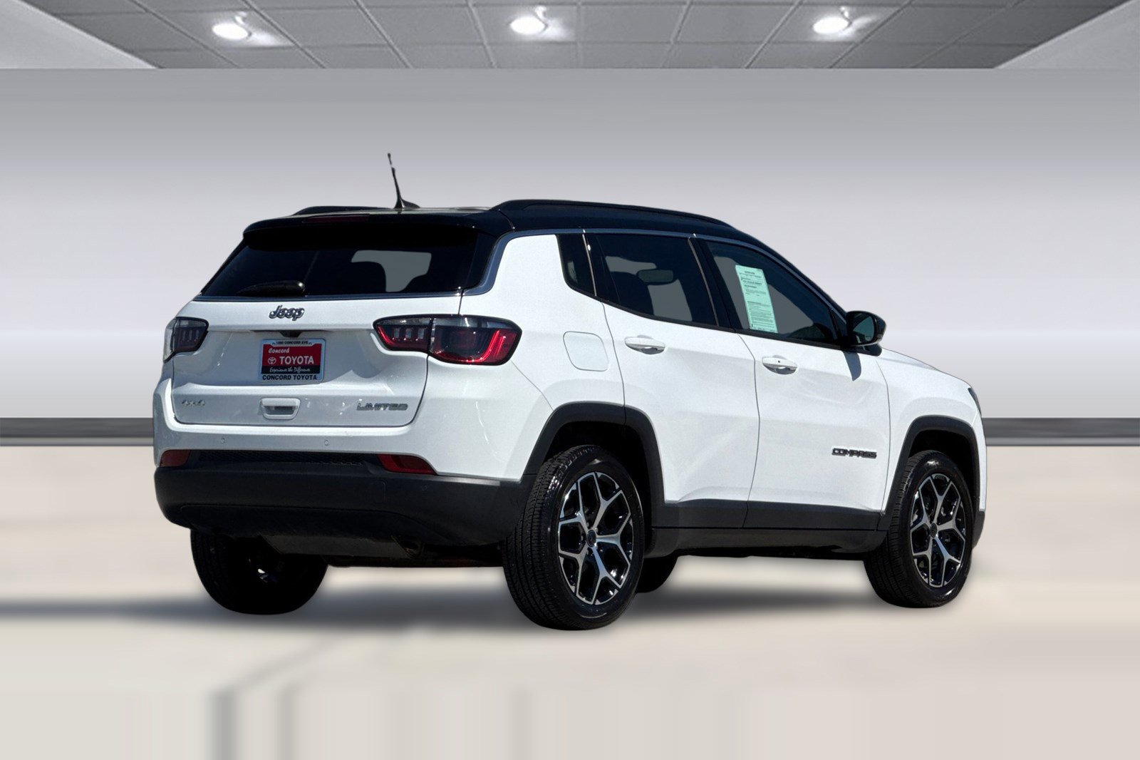 Used 2025 Jeep Compass Limited image 3