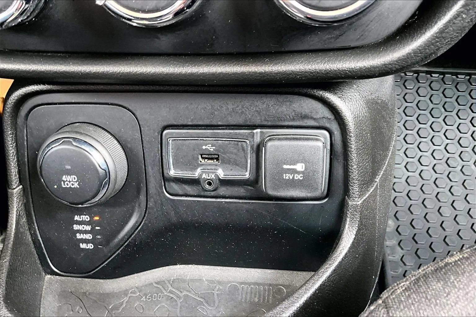Used 2017 Jeep Renegade Latitude AWD/4WD image 15
