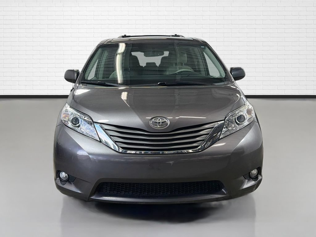 Used 2014 Toyota Sienna XLE FWD image 2