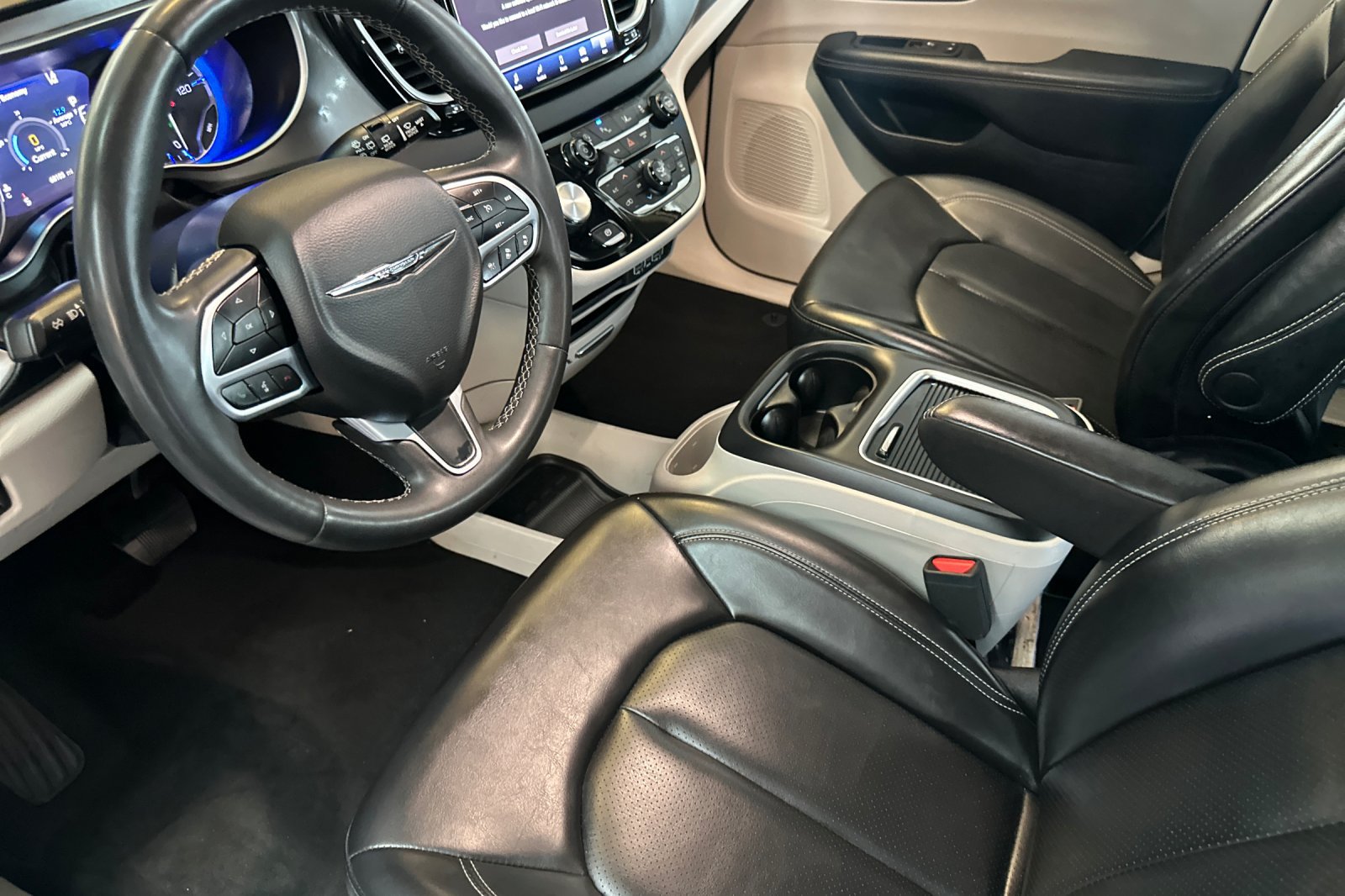 Used 2023 Chrysler Pacifica Touring-L FWD image 10