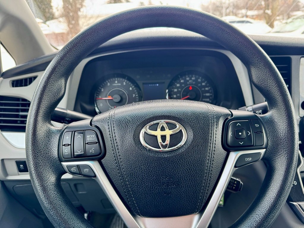 Used 2016 Toyota Sienna L image 24