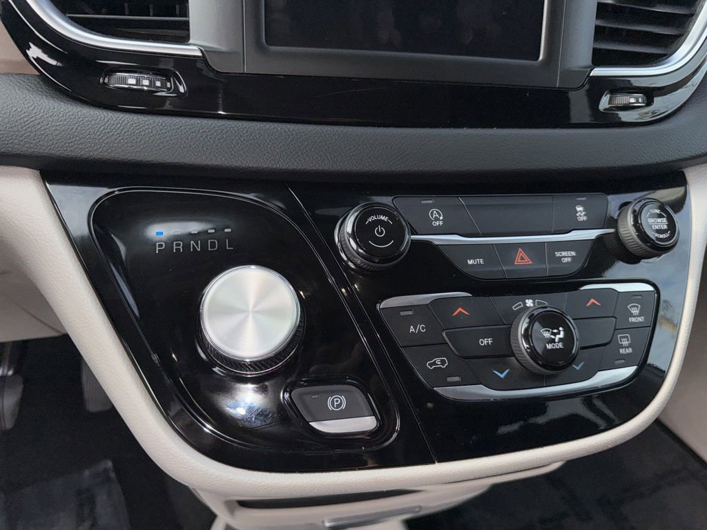 Used 2023 Chrysler Voyager LX FWD image 13