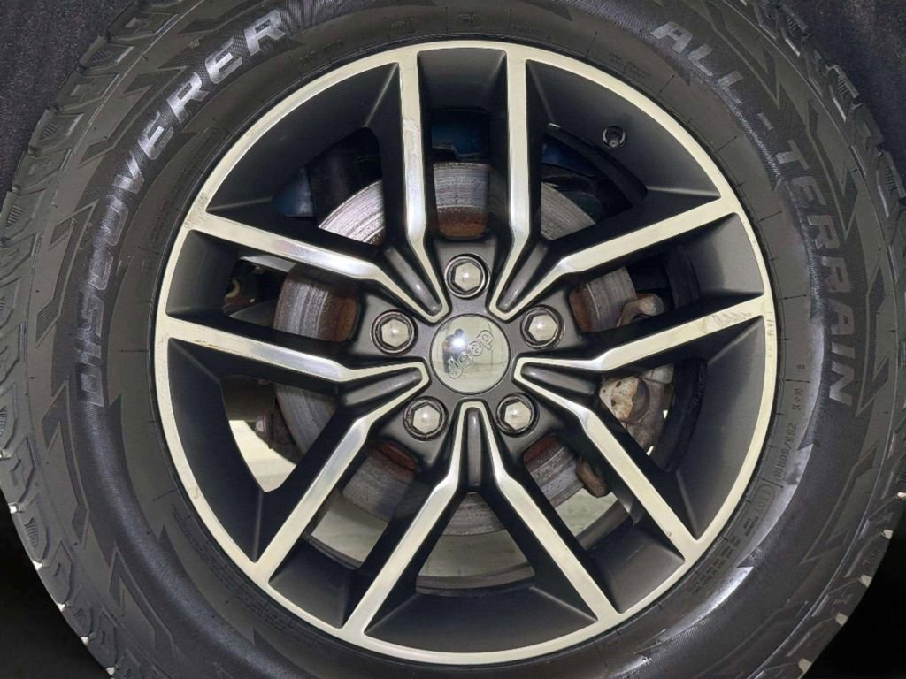 Used 2017 Jeep Grand Cherokee Limited image 30