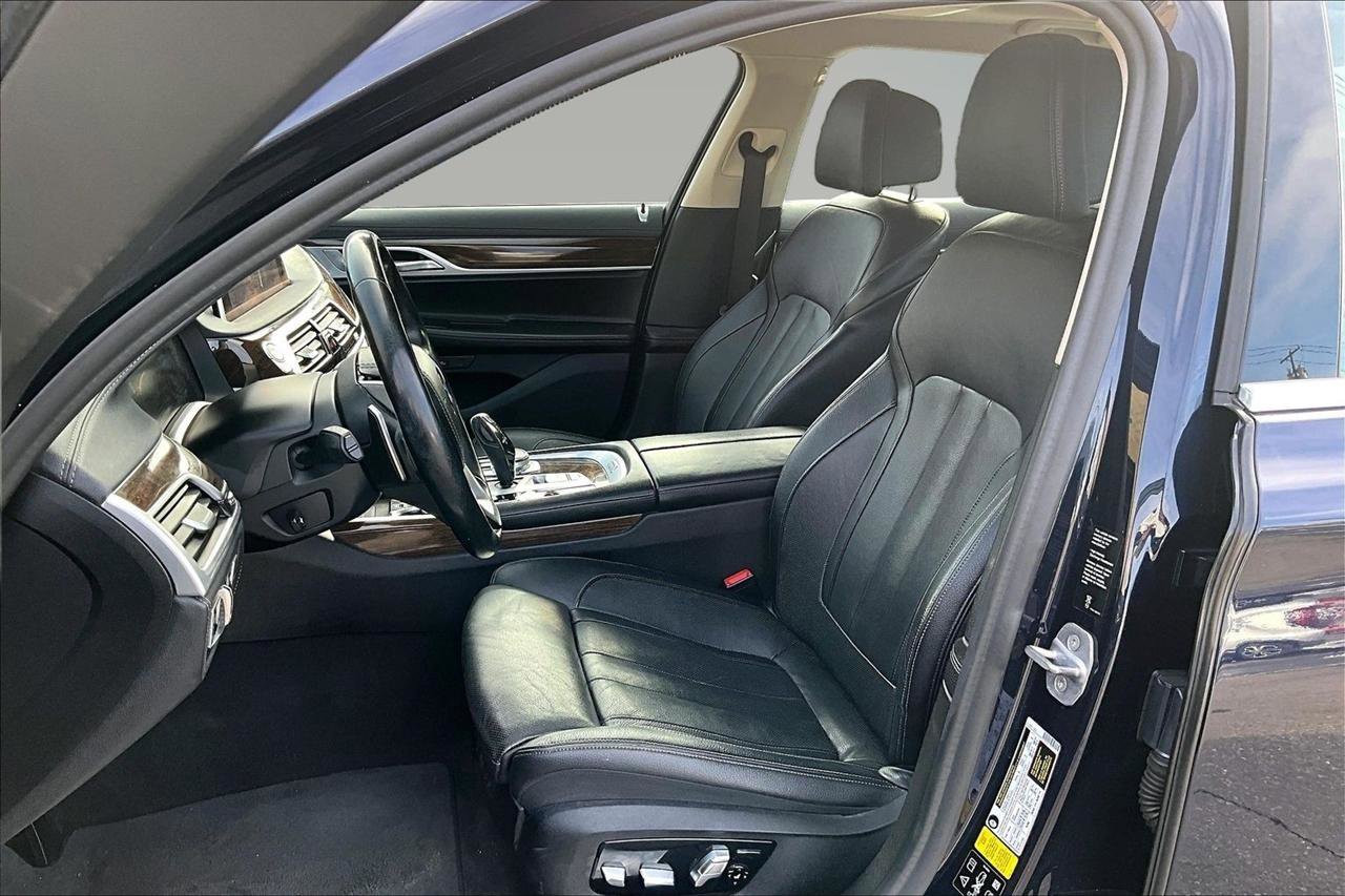 Used 2020 BMW 740i xDrive image 21