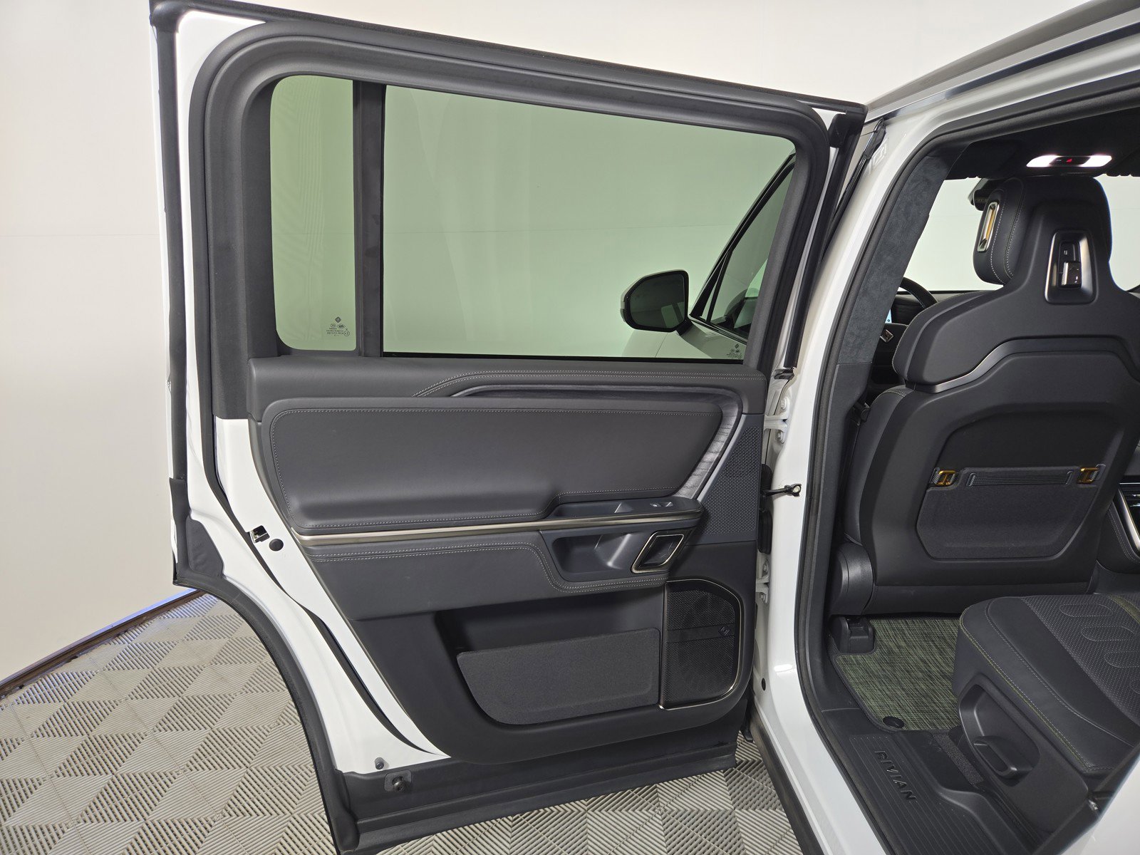 Used 2023 Rivian R1S Adventure AWD/4WD image 17