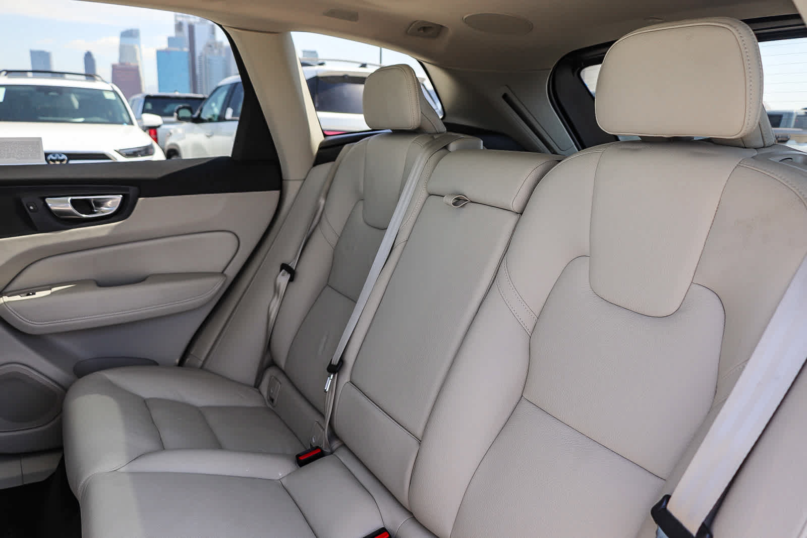 Used 2023 Volvo XC60 T8 Plus w/ Climate Package AWD/4WD image 18