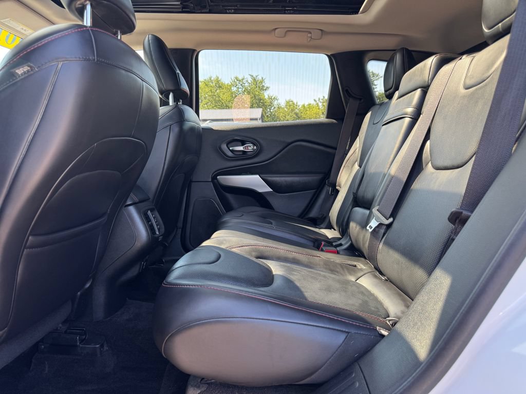 Used 2017 Jeep Cherokee Trailhawk AWD/4WD image 36