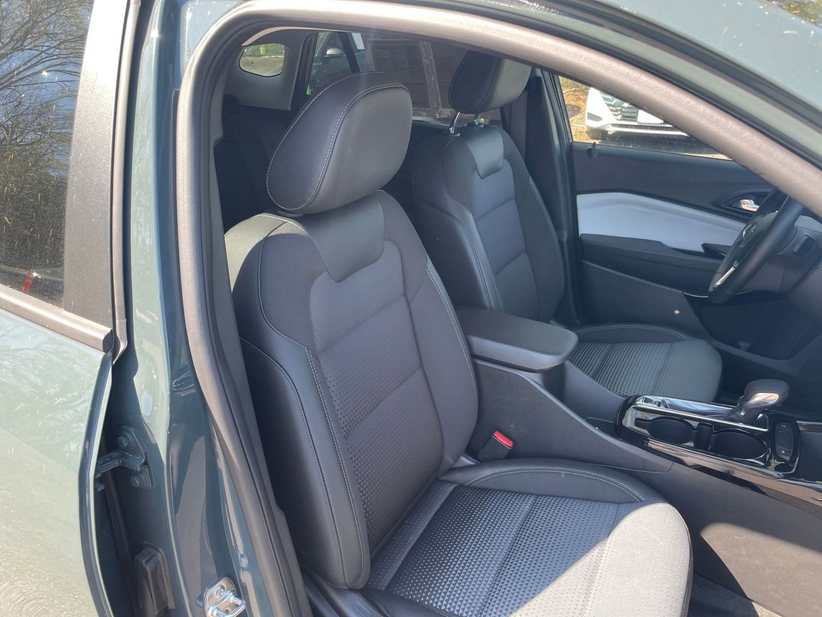 Used 2025 Chevrolet Trax LT w/ LT Convenience Package image 35