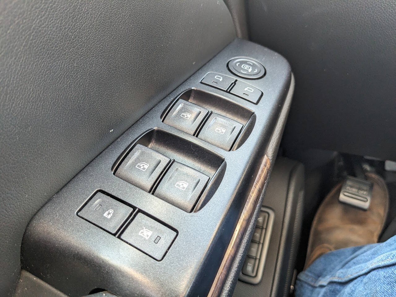 Used 2015 Chevrolet Suburban LT RWD image 22