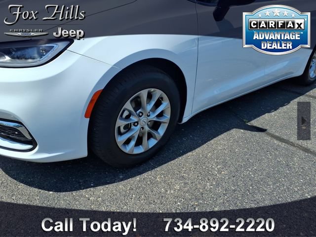 Used 2026 Chrysler Pacifica Limited FWD image 5