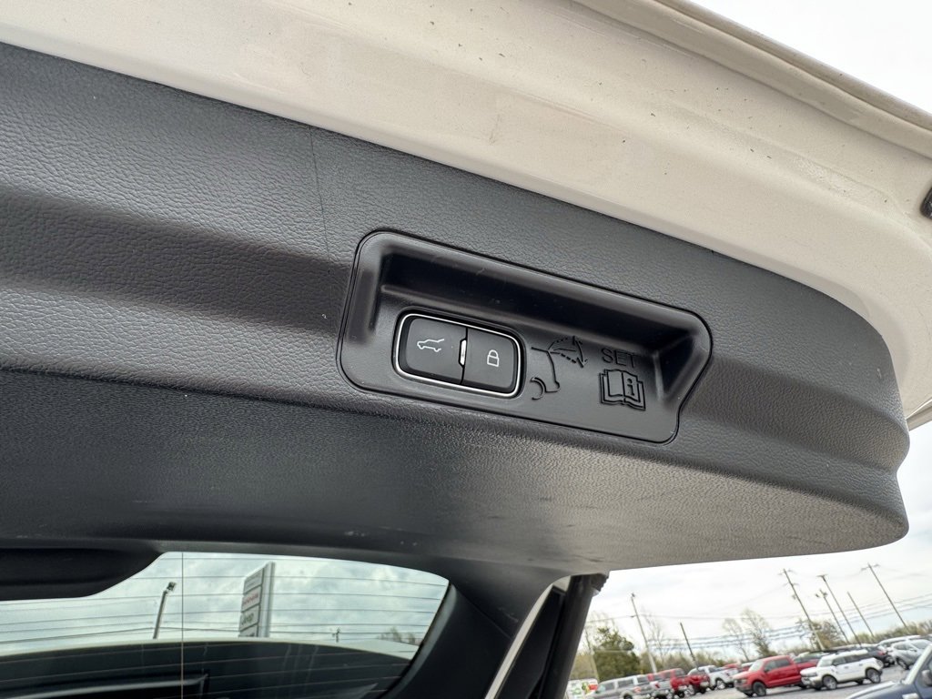 Used 2022 Ford Explorer XLT w/ Equipment Group 202A image 8