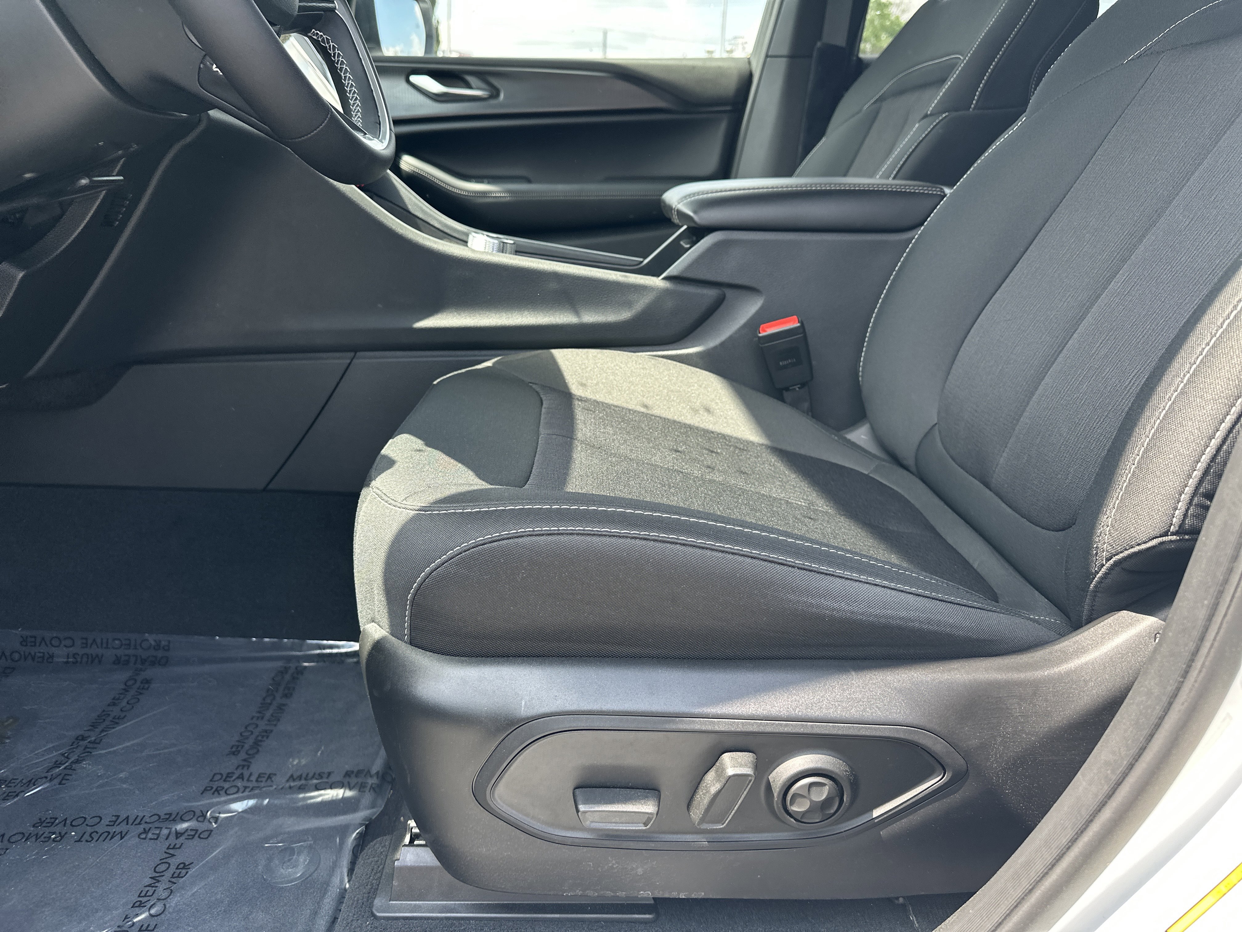 Used 2025 Jeep Grand Cherokee L Laredo image 13