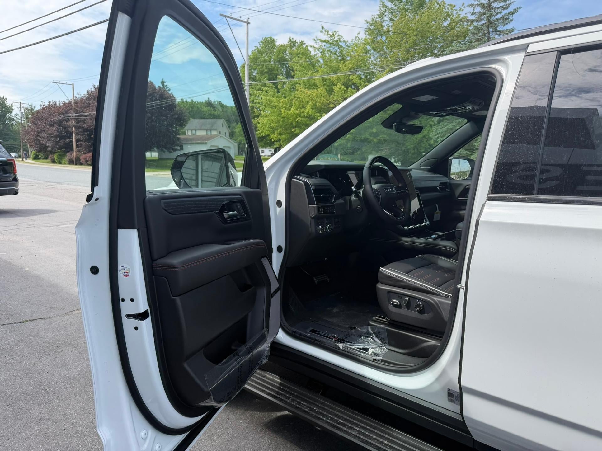 New 2026 GMC Yukon AT4 Ultimate w/ LPO, Floor Liner Package AWD/4WD image 12