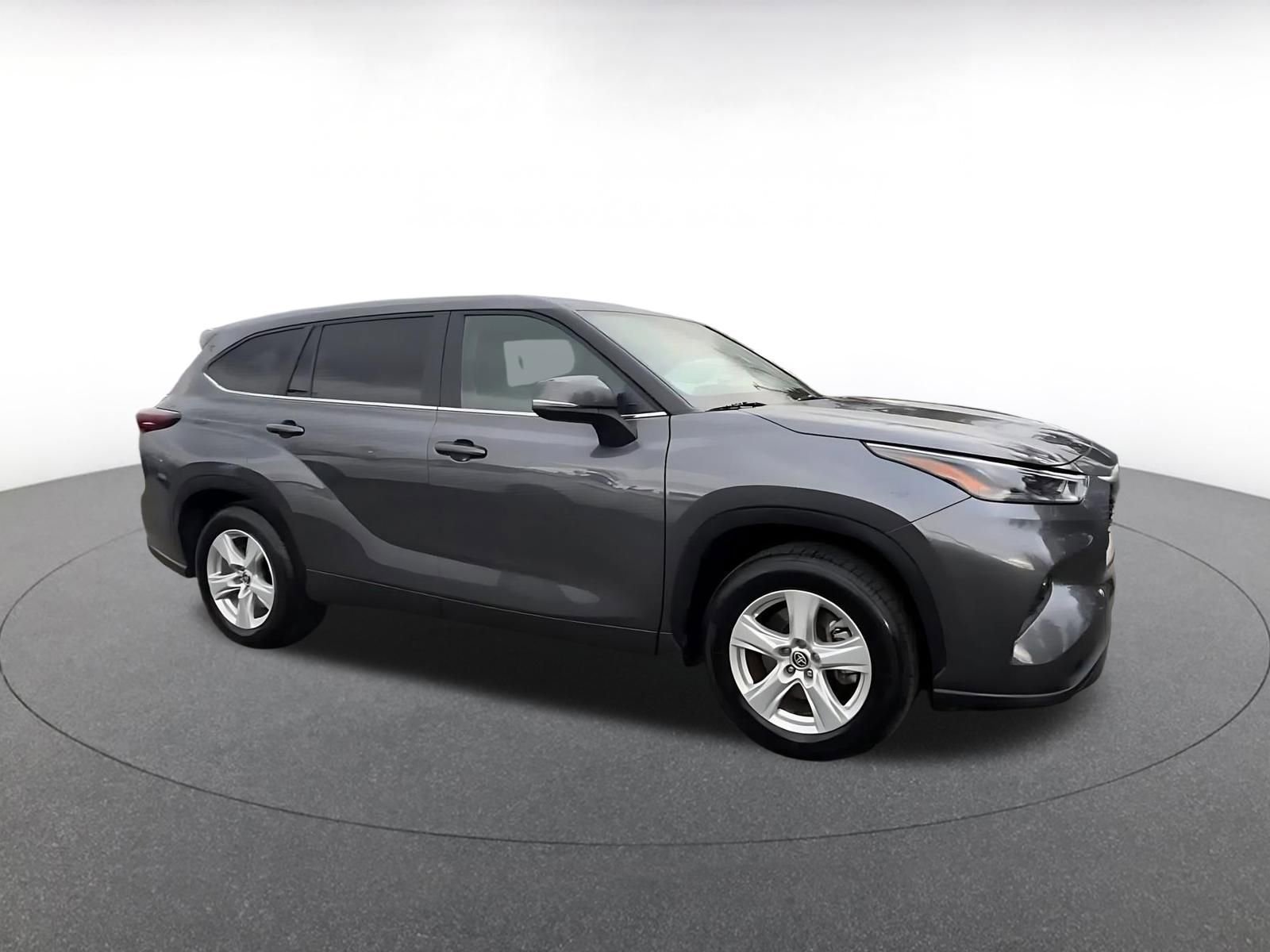 Used 2025 Toyota Highlander LE image 2
