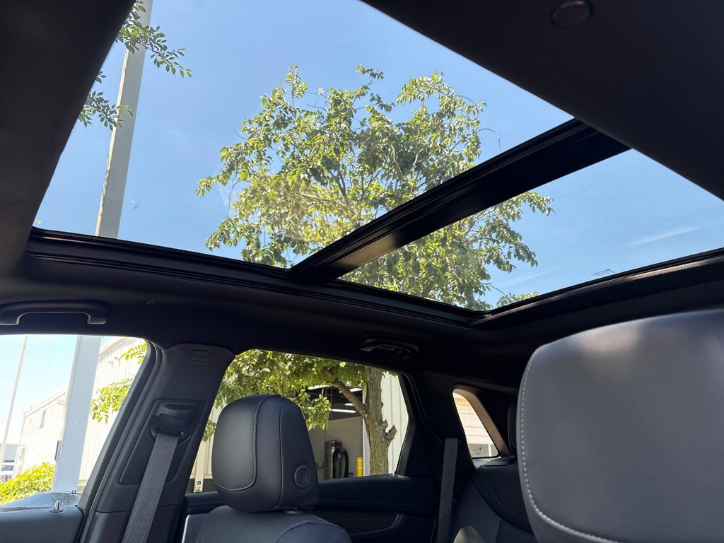 New 2026 Cadillac XT5 Sportv w/ LPO, Floor Liner Package AWD/4WD image 17