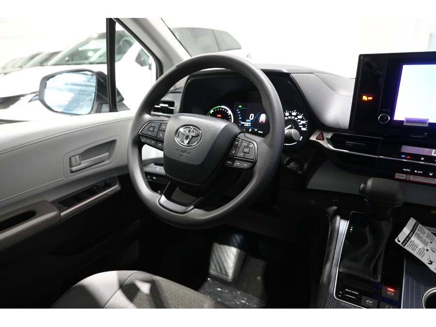 New 2026 Toyota Sienna LE FWD image 25