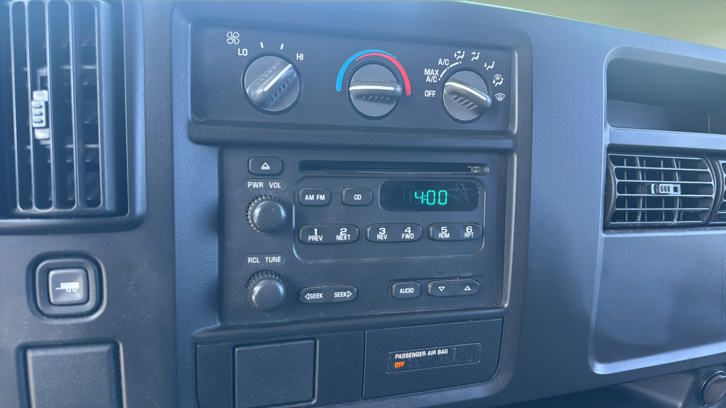 Used 2006 Chevrolet Express 1500 Passenger RWD image 12
