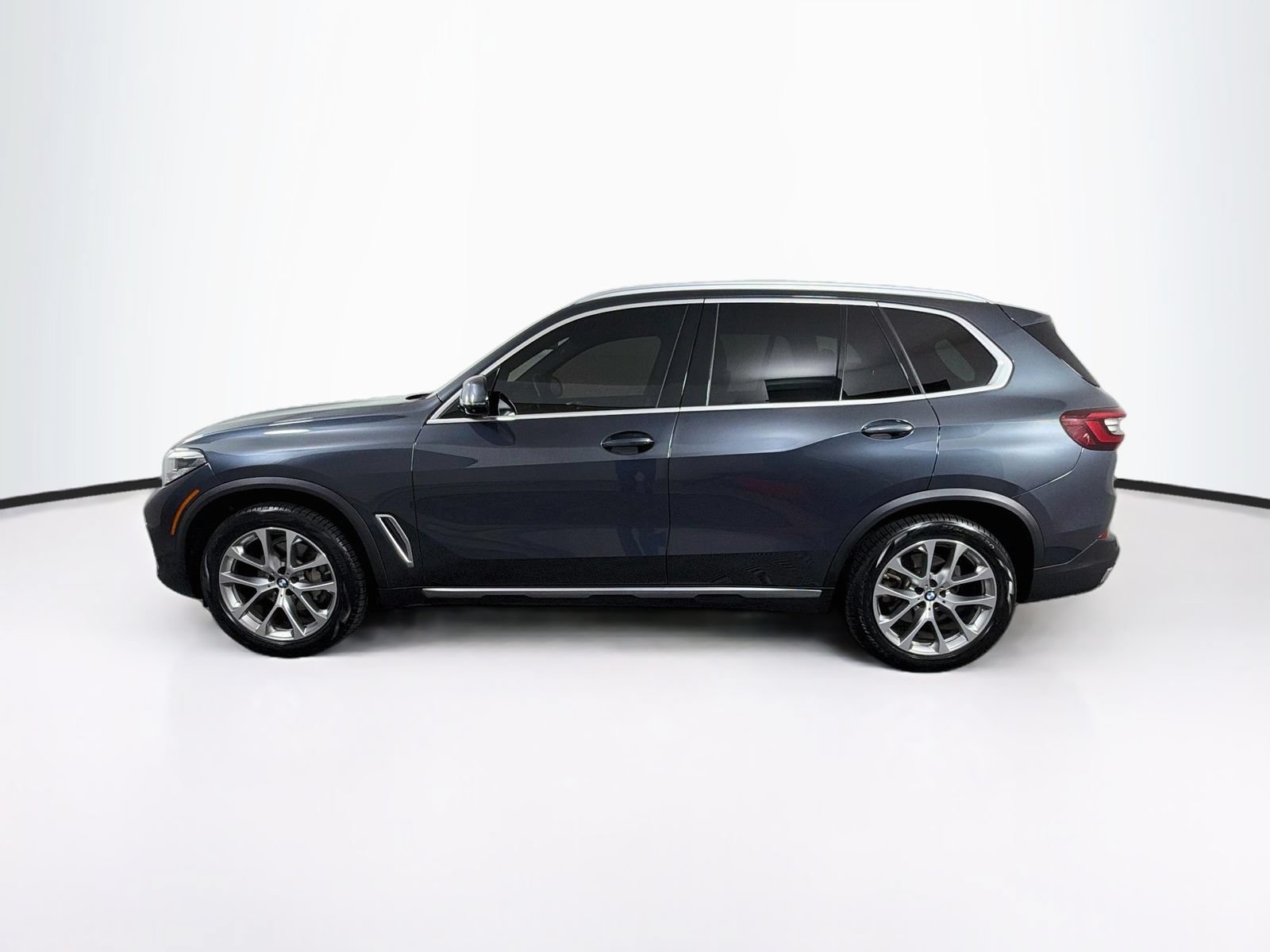 Used 2022 BMW X5 xDrive40i w/ Parking Assistance Package AWD/4WD image 4