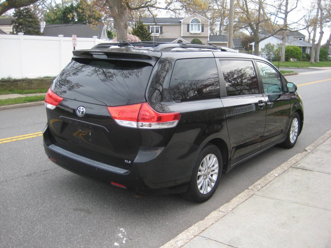 Used 2011 Toyota Sienna XLE w/ Premium Pkg FWD image 3