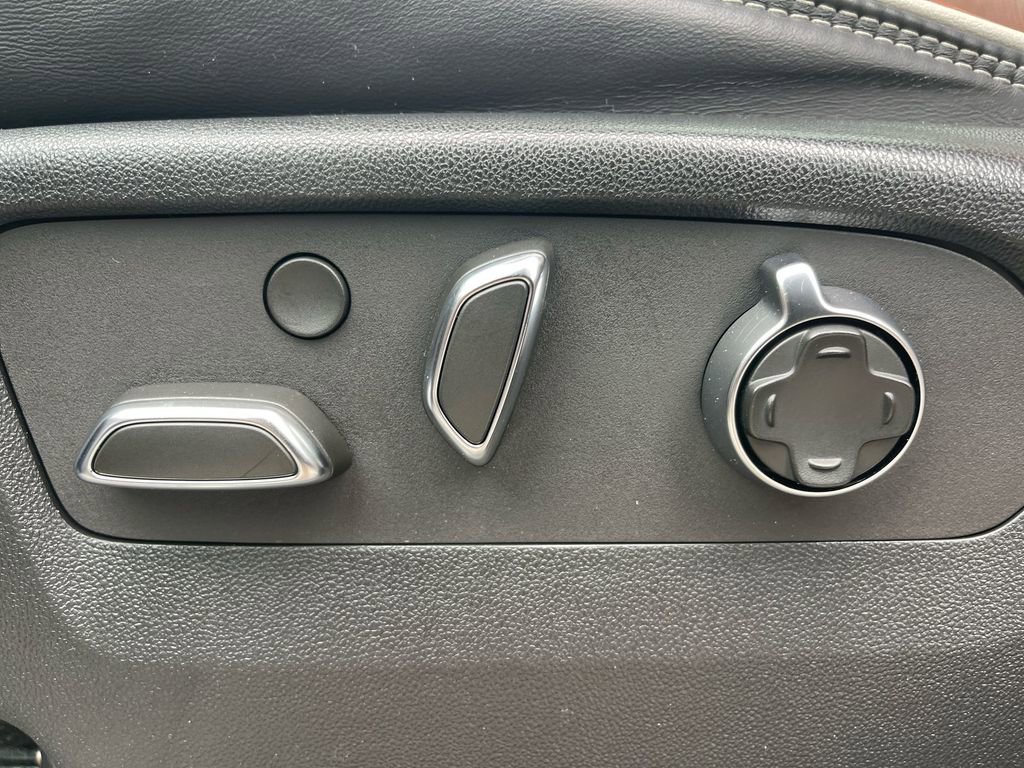 Used 2023 GMC Yukon XL Denali Ultimate image 9