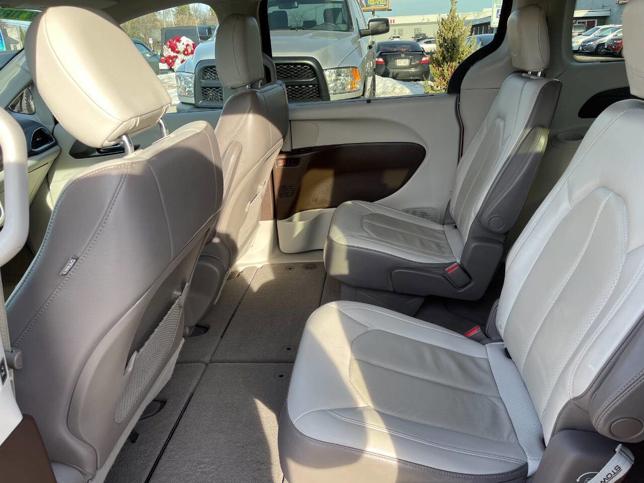 Used 2019 Chrysler Pacifica Touring-L image 11