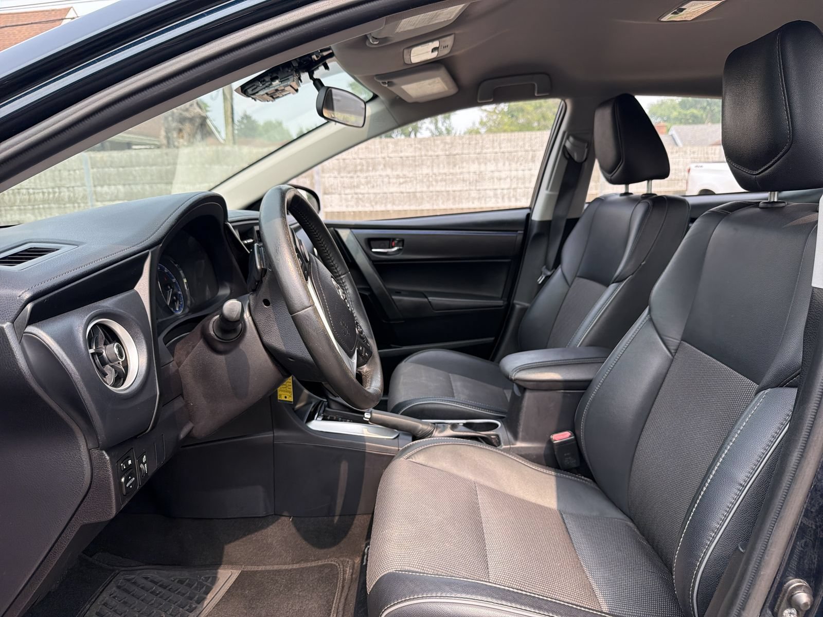 Used 2017 Toyota Corolla SE w/ Carpet Mat Package (TMS) FWD image 11