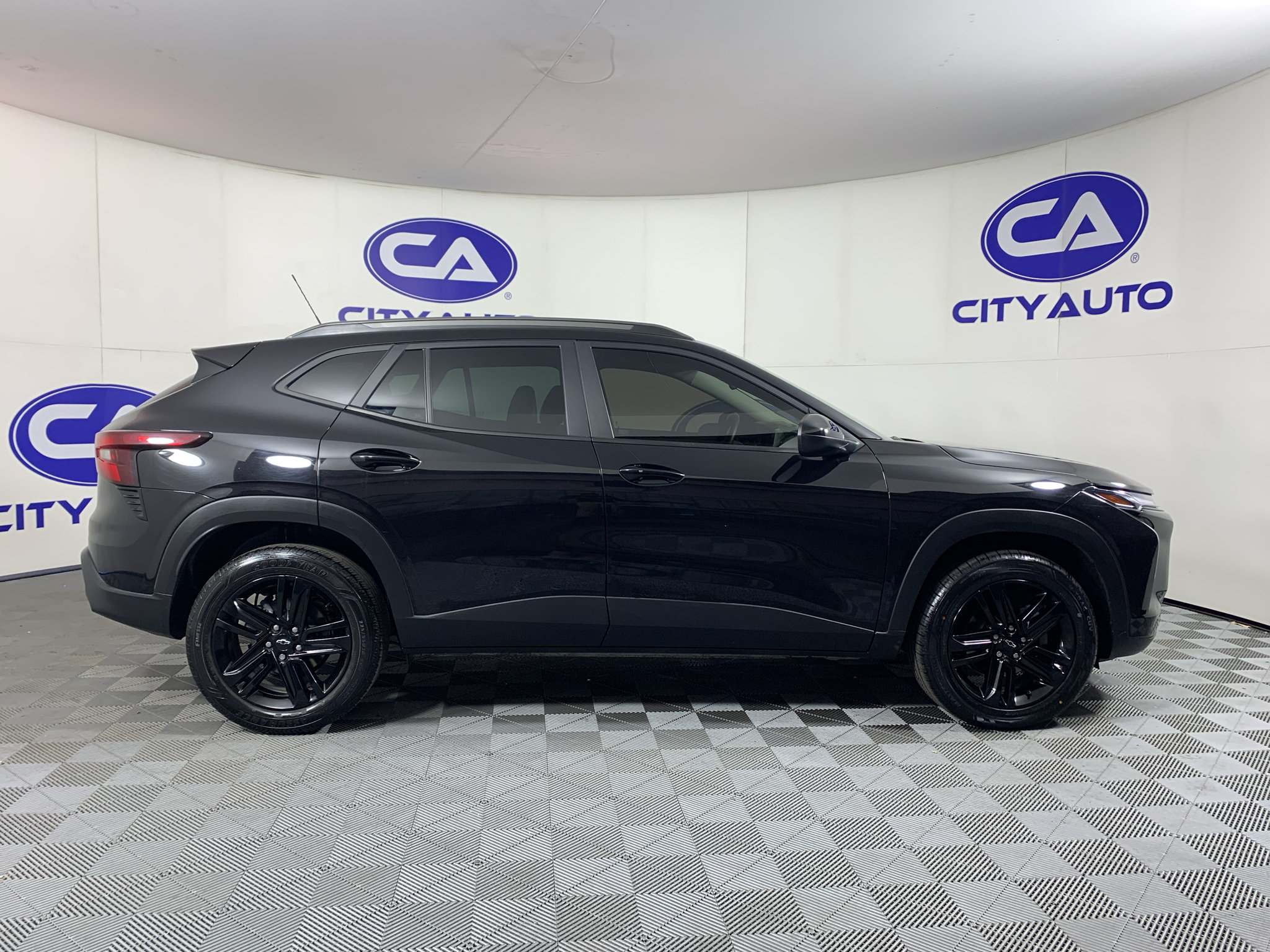 Used 2025 Chevrolet Trax ACTIV w/ Sunroof Package FWD image 2