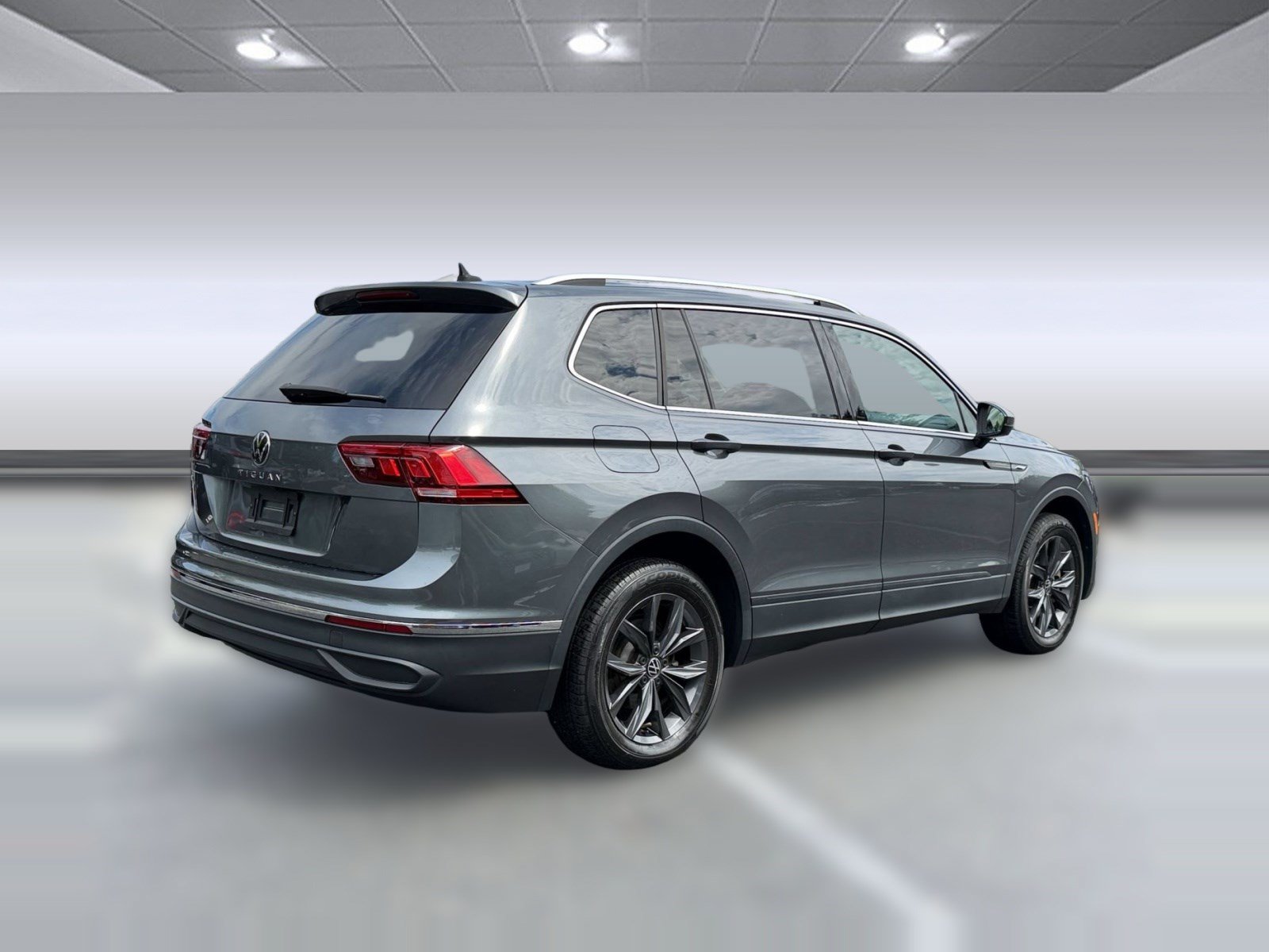 Used 2023 Volkswagen Tiguan SE FWD image 9