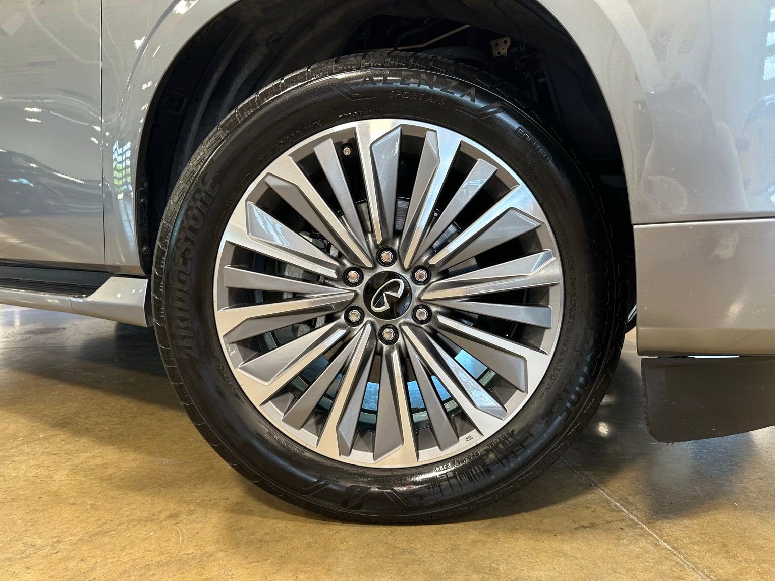 Used 2025 INFINITI QX80 Sensory AWD/4WD image 8