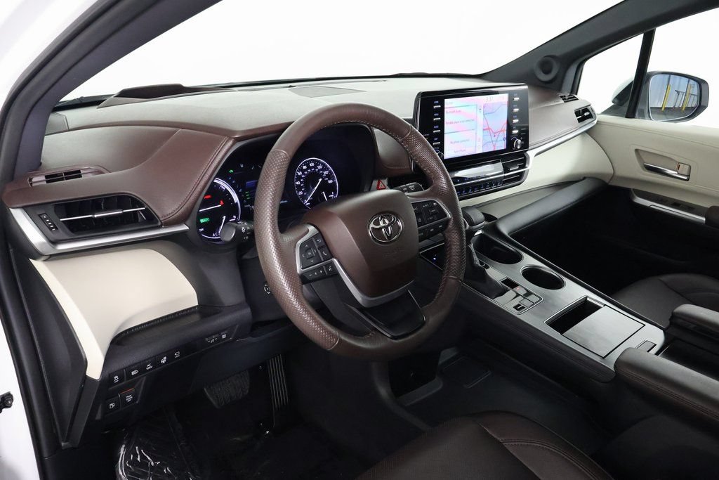 Used 2024 Toyota Sienna Platinum FWD image 7