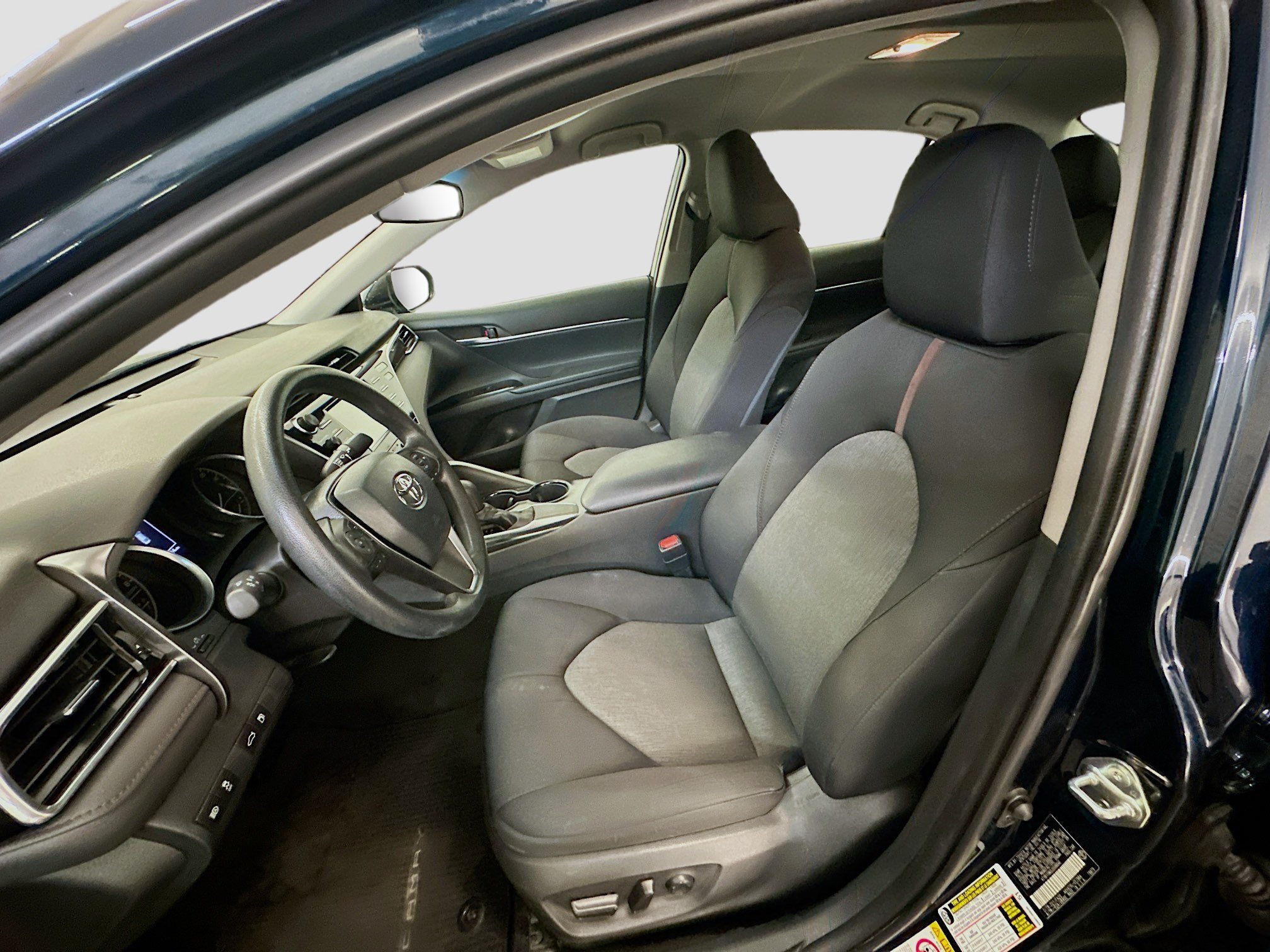 Used 2018 Toyota Camry LE FWD image 13