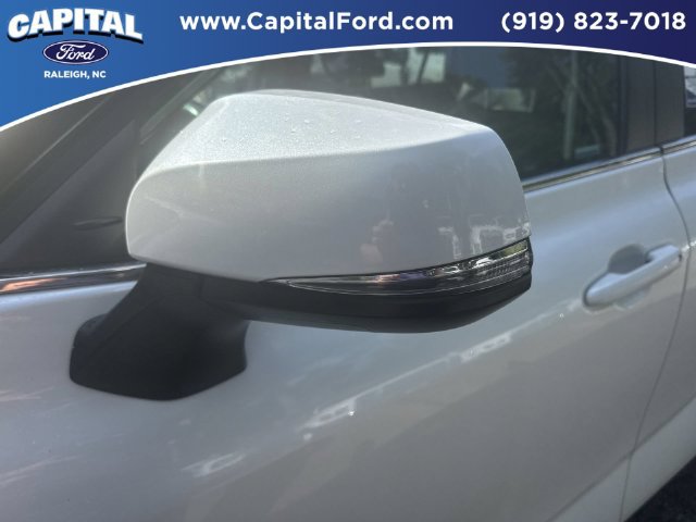 Used 2023 Toyota Highlander XLE AWD/4WD image 12