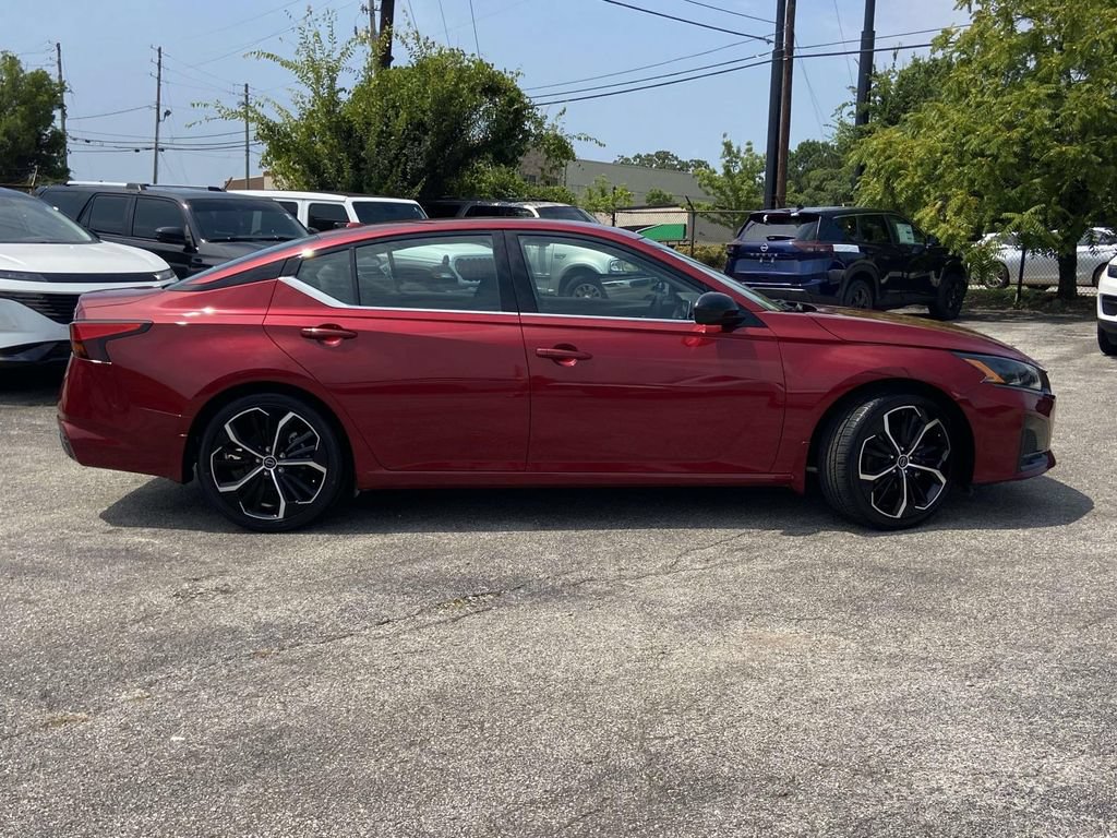 Used 2023 Nissan Altima 2.5 SR FWD image 2