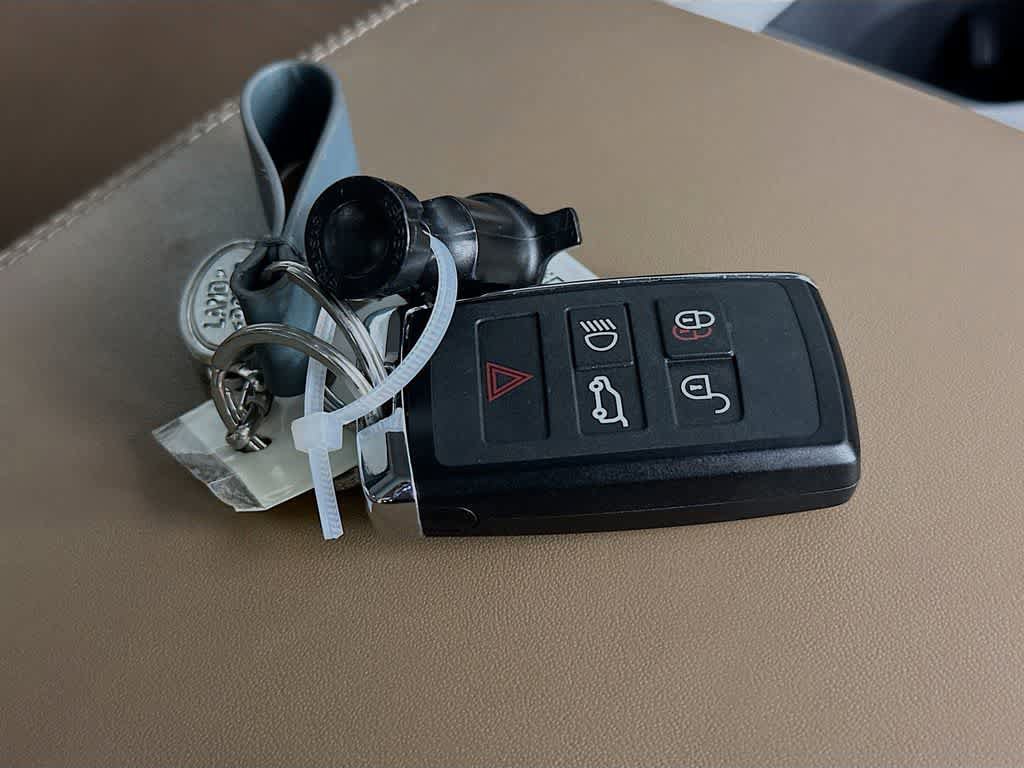 Used 2025 Land Rover Defender 110 X-Dynamic SE AWD/4WD image 21