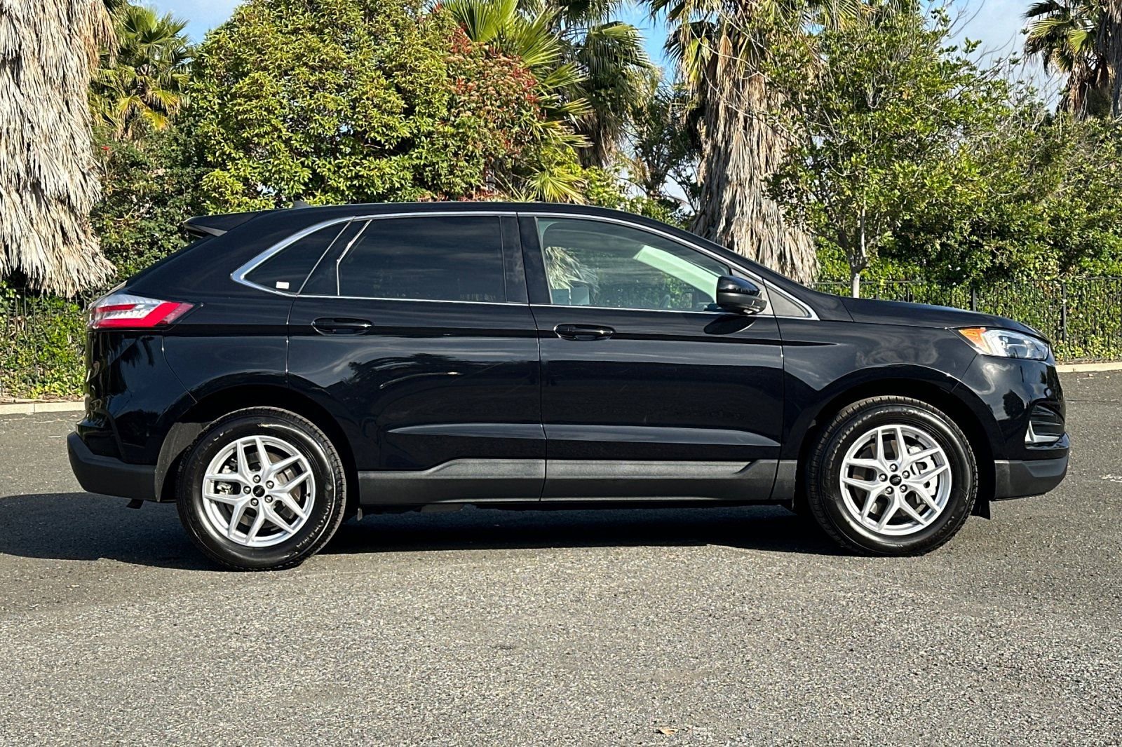 Used 2023 Ford Edge SEL w/ Convenience Package AWD/4WD image 2