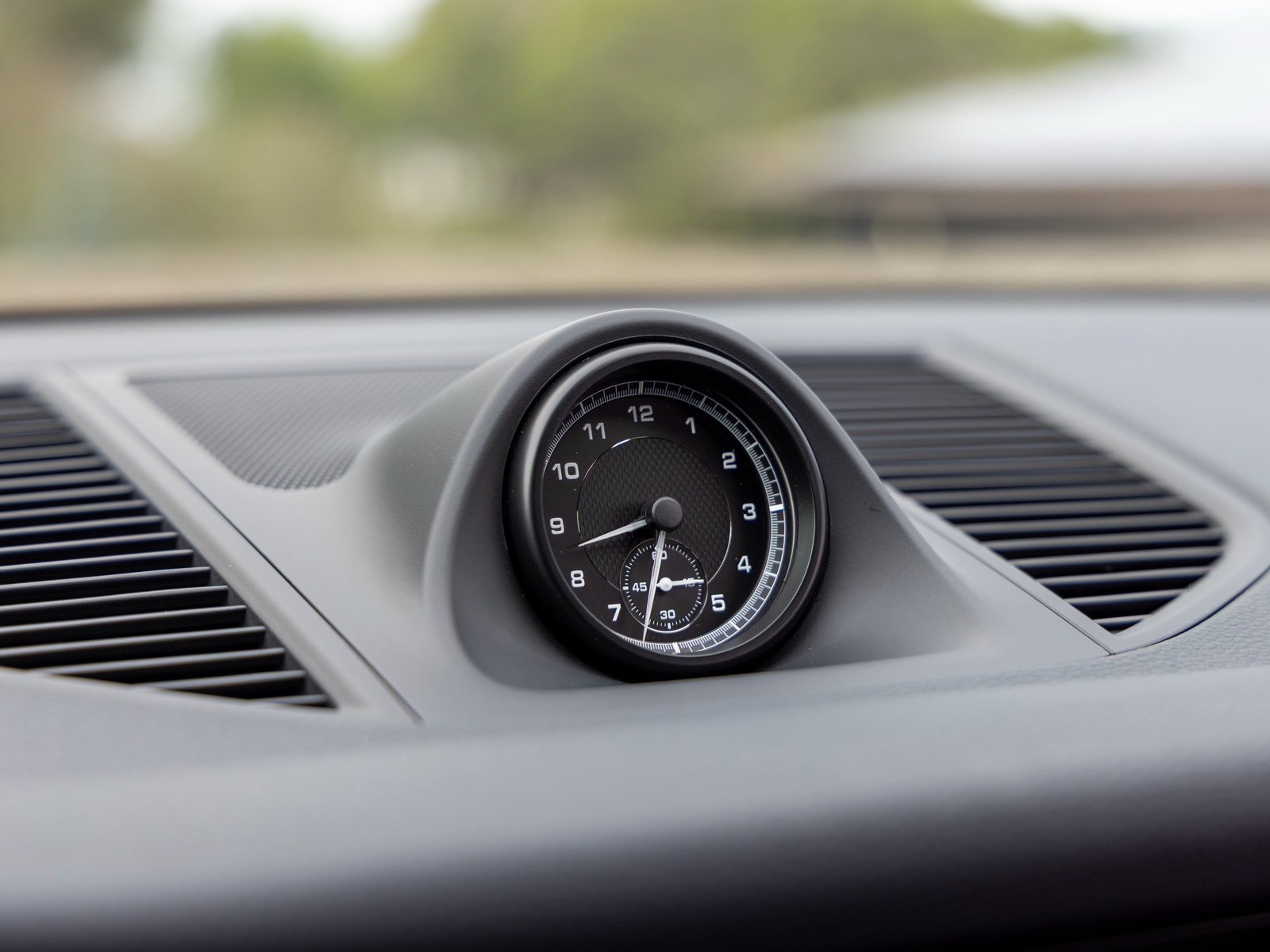 Certified 2025 Porsche Macan image 32