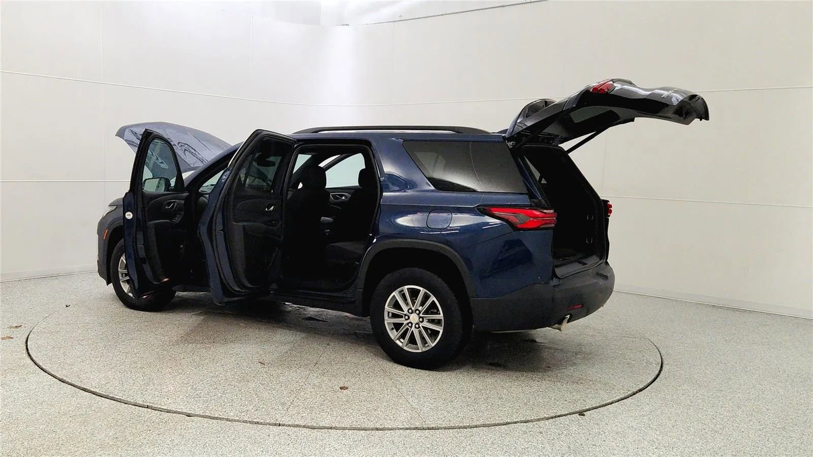 Used 2023 Chevrolet Traverse LT image 11