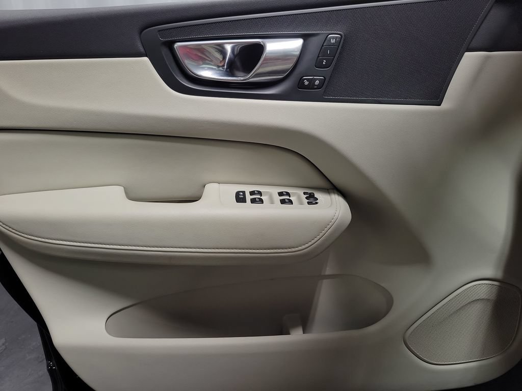 Used 2023 Volvo XC60 B5 Plus FWD image 23