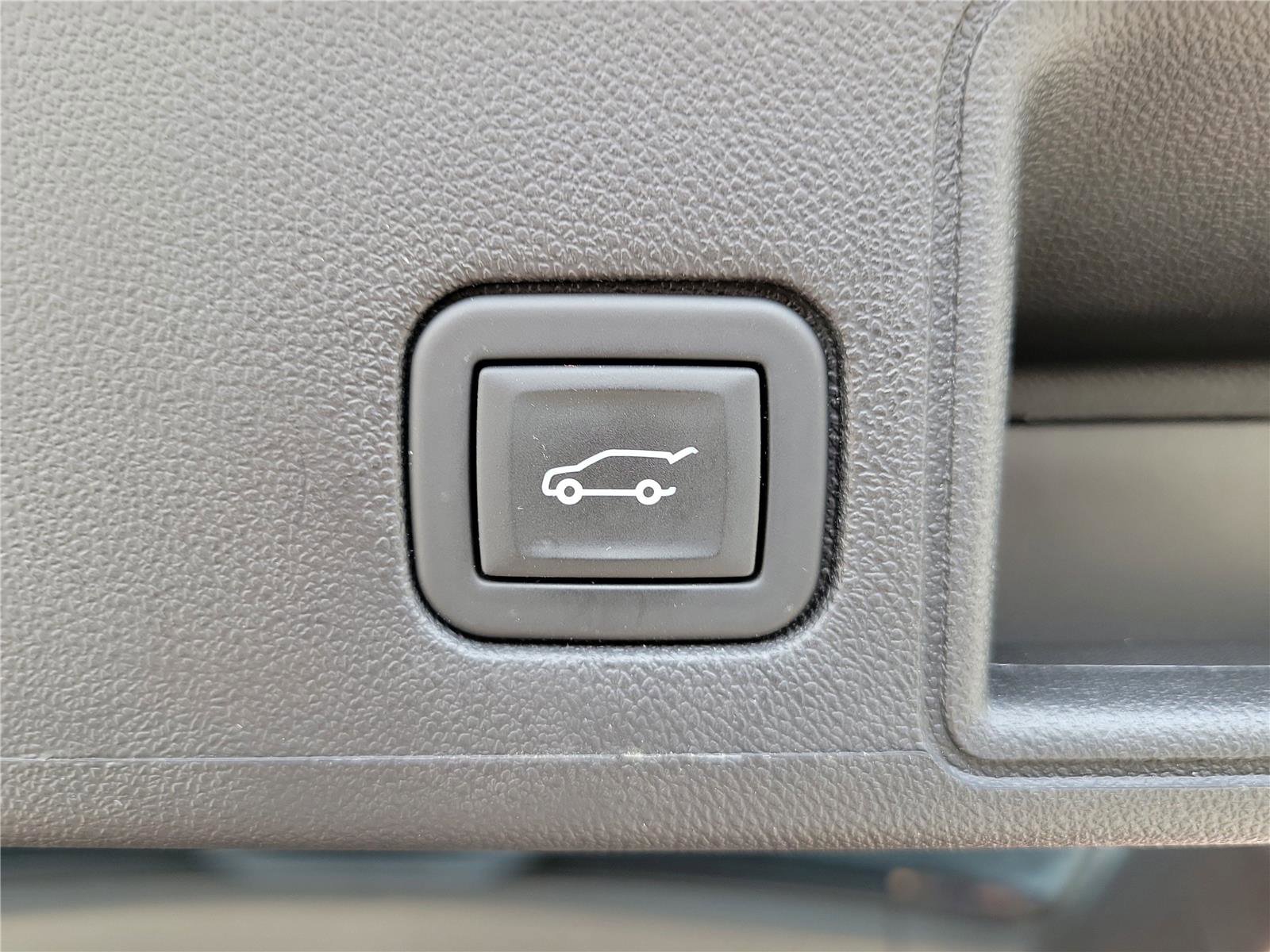 Used 2023 GMC Terrain SLE w/ Driver Convenience Package image 9