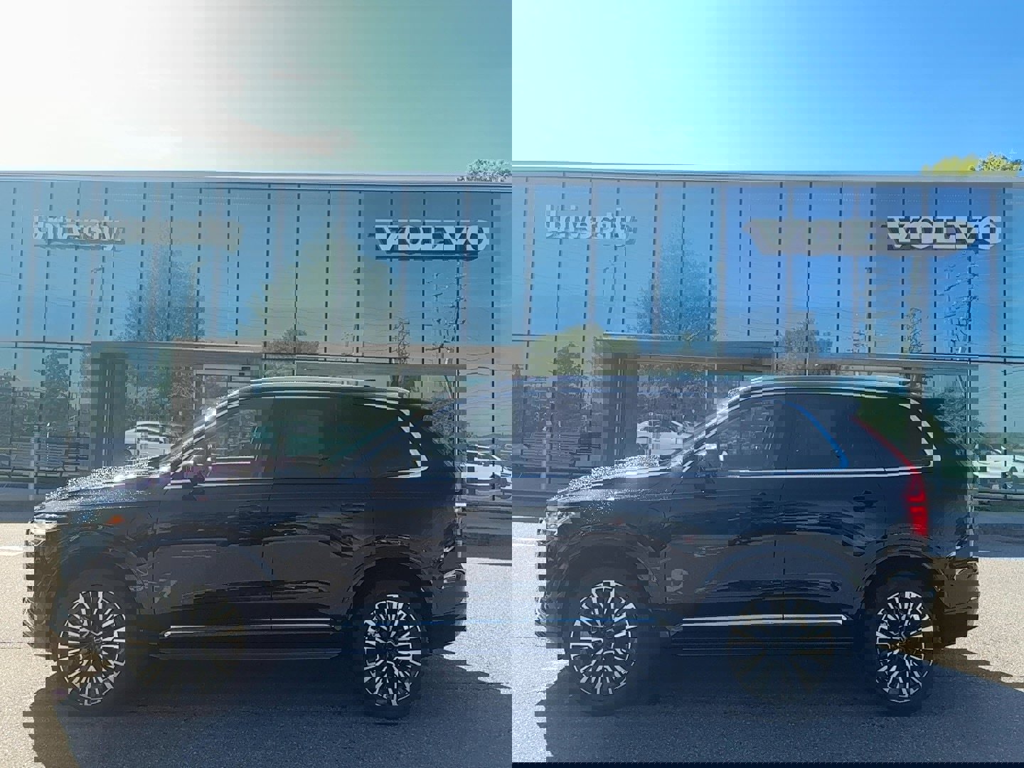 Certified 2025 Volvo XC90 T8 Plus w/ Protection Package Premier AWD/4WD image 1