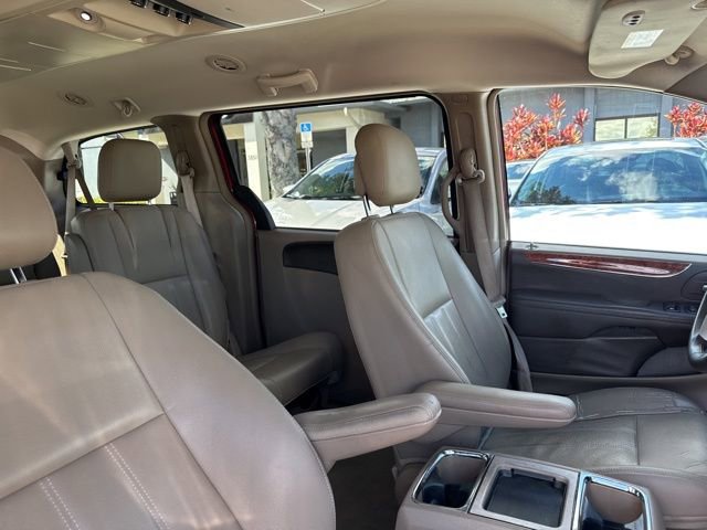 Used 2016 Chrysler Town & Country Touring image 12